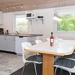 8 Person In Sydals-by Traum