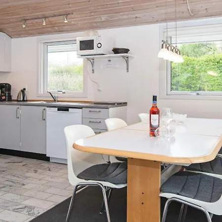 8 Person In Sydals-by Traum