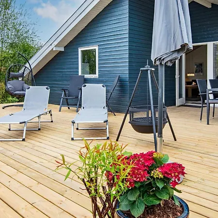 8 Person In Sydals-by Traum